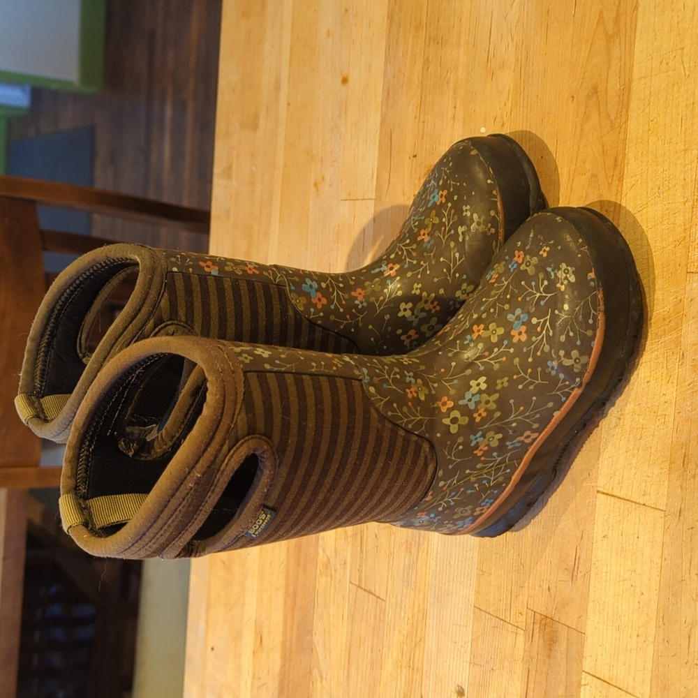 Bogs Size 10 Kids Warm Snow Boots